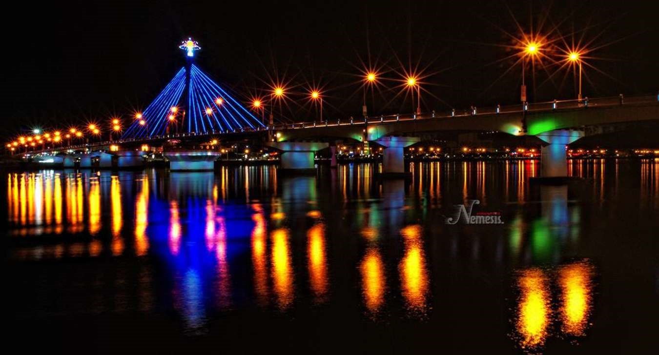 The Han River Bridge shines brightly at night.