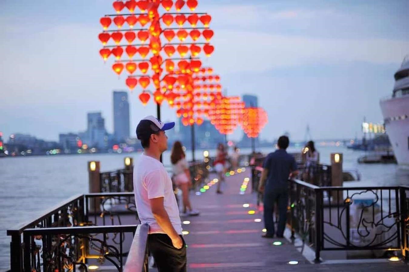 Love Bridge is a new photo-taking destination that attracts the youth of Da Nang.