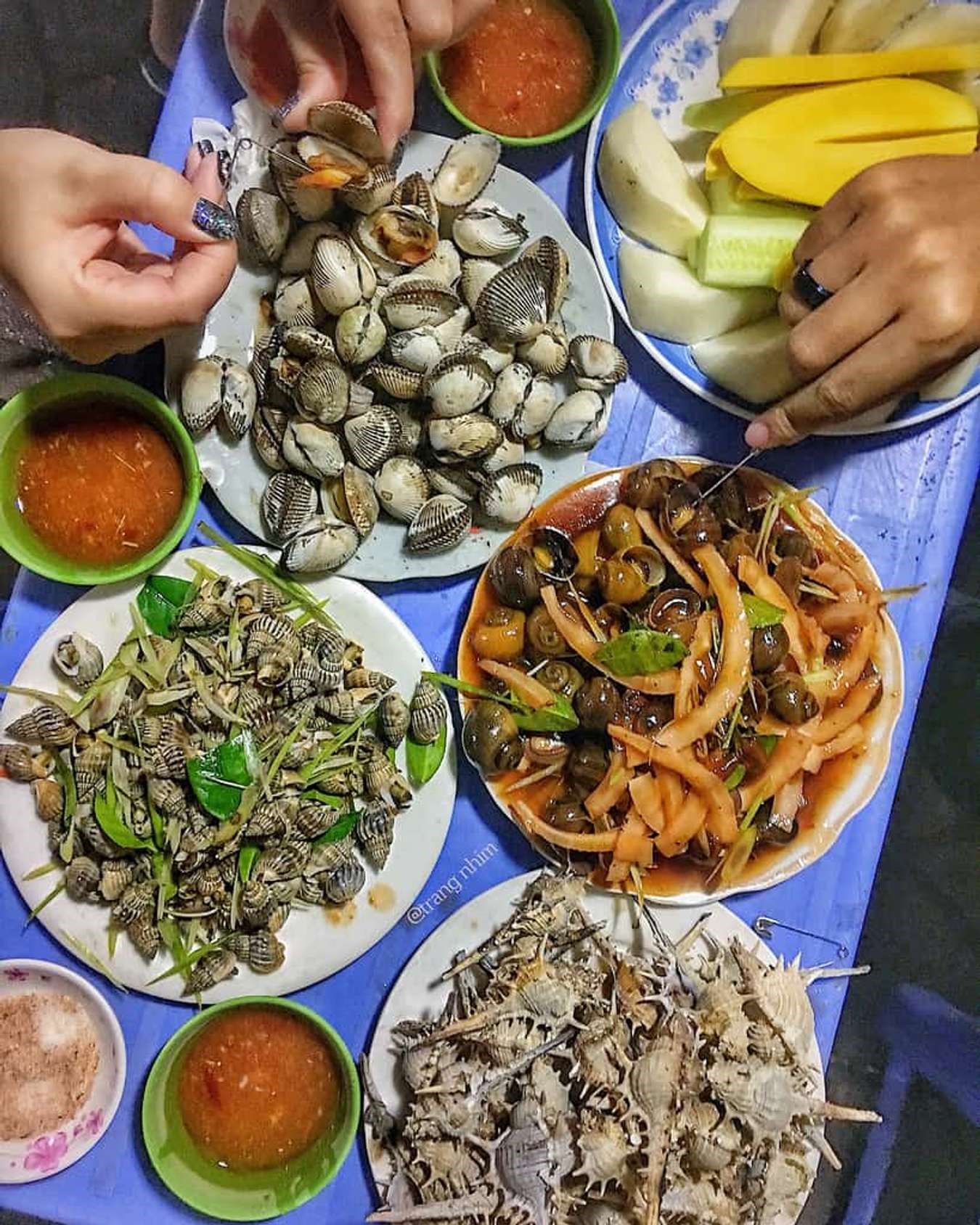 When you come to Saigon, you must once hang out with friends at the snail restaurants, enjoying the snails while chatting; that is the true pleasure of this dish.